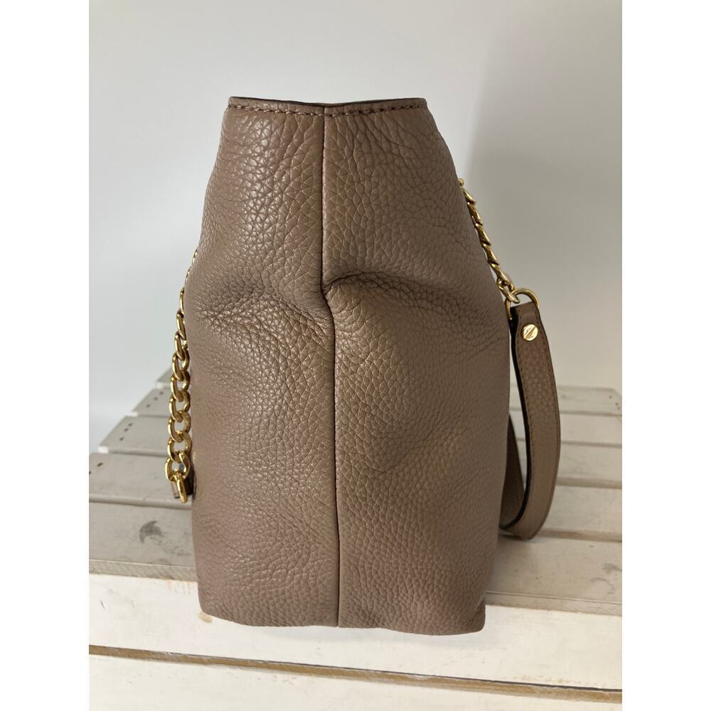 MICHAEL KORS, LARGE TAUPE PEBBLED LEATHER SHOULDER BAG - Picture 4 of 16